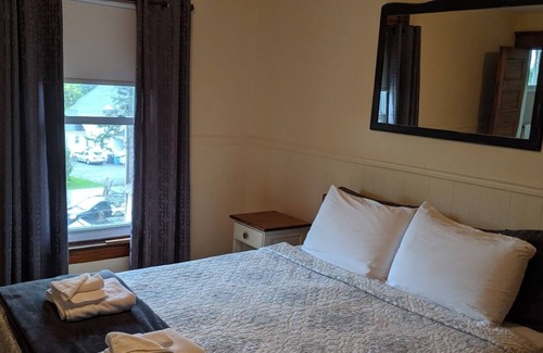 Ayers Cliff Hotel | Auberge Ayers Cliff