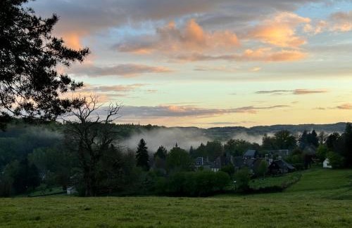 Saint-Cirgues-la-Loutre Bed & Breakfast | Auberge des Ruines de Merle