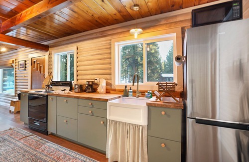Tahoe Paradise House | Augie’s Authentic Log Cabin! Pets Welcome!