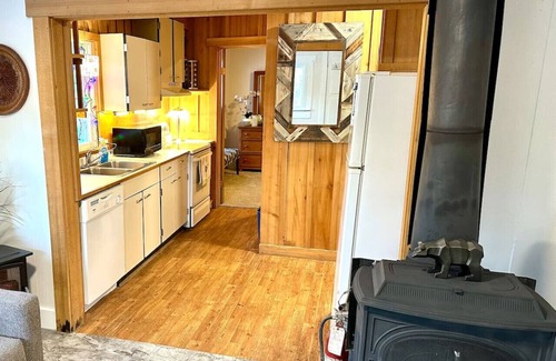 Juneau Cabin | Auke Ridge Retreat - a short walk to the harbor!