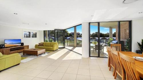 Terrigal House | Aurora Cabarita Close To Beach, Shops, Cafes Accom Holidays