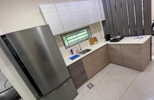 Ulu Tiram House | Austin 55, Corner with Karaoke n BBQ for 16paxs