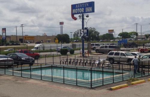 Walnut Forest Hotel | Austin Motor Inn