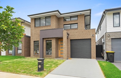 Austral House | Austral Spacious large 5 br home with Central AC