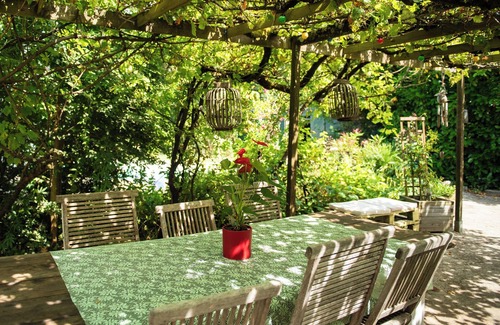 Le Gue-d'Allere House | Authentic caravan, swimming pool and garden, between La Rochelle and the Marais Poitevin