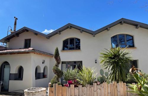 Tassin Bed & Breakfast | Aux Tourelles 1888 - Tres Proche Lyon #Clim #Piscine #Netflix #Parking Payant Securise