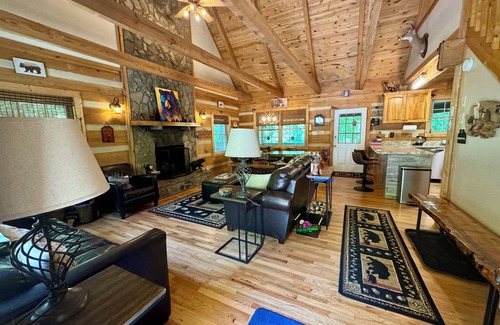Seven Devils Cabin | AVAILABLE 3BR 3BA Log Cabin, Pond Front, Hot Tub, Pool Table & near Skiing