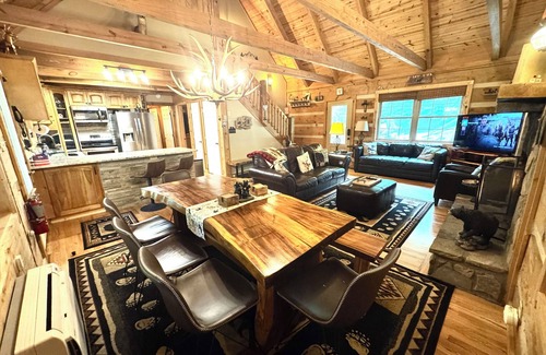 Seven Devils Cabin | AVAILABLE 3BR 3BA Log Cabin, Pond Front, Hot Tub, Pool Table & near Skiing