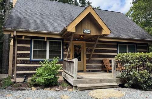 Seven Devils Cabin | AVAILABLE 3BR 3BA Log Cabin, Pond Front, Hot Tub, Pool Table & near Skiing
