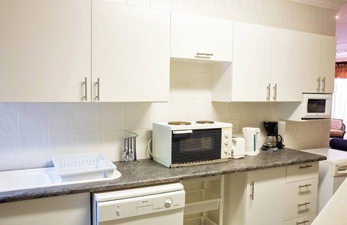 Sedgefield Apartment | Avemore Sedgefield Island apartment situated one street from the beautiful lake