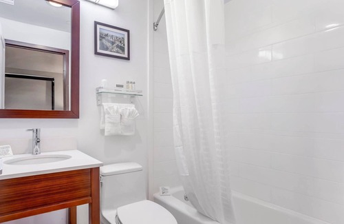 Queens Hotel | Avion Inn Near LGA Airport, an Ascend Collection Hotel