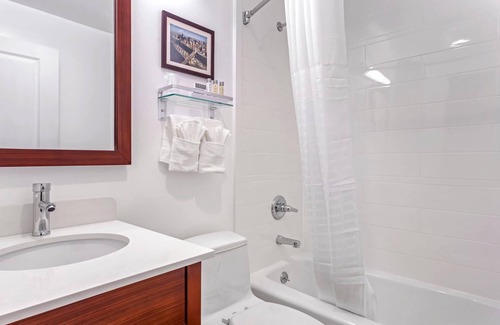 Queens Hotel | Avion Inn Near LGA Airport, an Ascend Collection Hotel