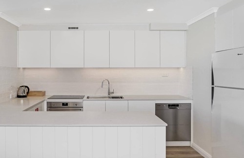 Avoca Beach Apartment | AVOCA PALMS #18 | Resort complex, close to beach | Accom Holidays