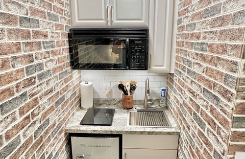 Jackson Apartment | Awesome Apartment w/80” Smart TV & Surround Sound Near Six Flags Great Adventure