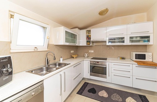 Kastel Gomilica Apartment | Awesome apartment in Kastel Gomilica