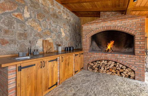 Gospic House | Awesome home in Barlete with kitchen