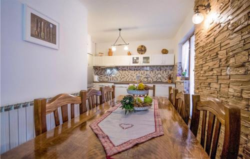 Daruvar House | Awesome Home In Daruvar With Jacuzzi