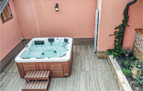 Daruvar House | Awesome Home In Daruvar With Jacuzzi