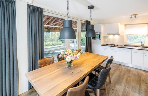 Zuideinde House | Awesome home in Giethoorn with WiFi