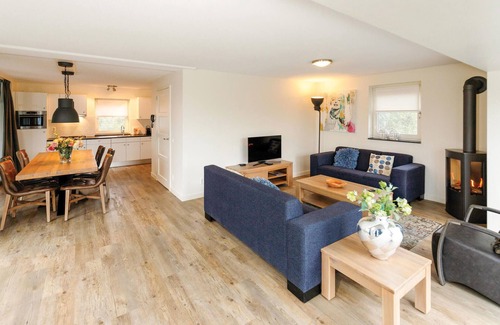 Zuideinde House | Awesome home in Giethoorn with WiFi