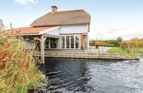Zuideinde House | Awesome home in Giethoorn with WiFi