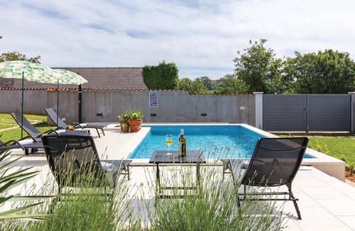 Valtura House | Awesome home in Liznjan with WiFi