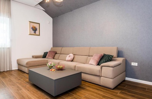 Gornje Planjane House | Awesome Home In Unesic With Outdoor Swimming Pool