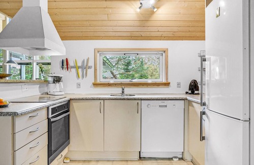 Marielyst House | Awesome home in Væggerløse with kitchen