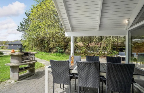 Marielyst House | Awesome home in Væggerløse with kitchen