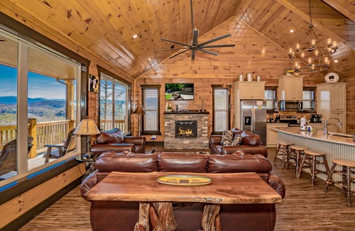 Gatlinburg - Pigeon Forge Cabin | Awesome Star Splash: Indoor Pool, Mtn Views, Theater, Games, Hot Tub, Wifi