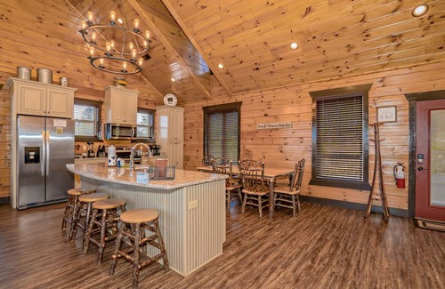 Gatlinburg - Pigeon Forge Cabin | Awesome Star Splash: Indoor Pool, Mtn Views, Theater, Games, Hot Tub, Wifi