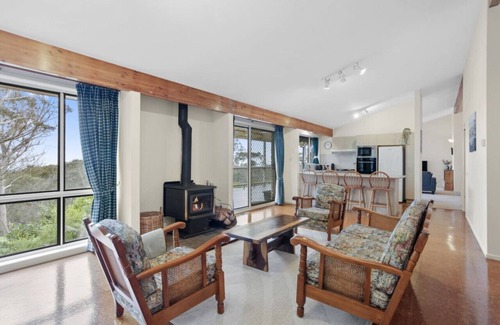 Wentworth Falls House | Azimuth - Spacious Family Retreat with City Views