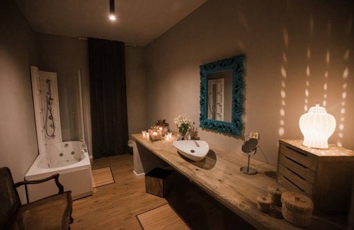 Montesarchio Bed & Breakfast | B&B Assteas with two double bedrooms and a shared bathroom