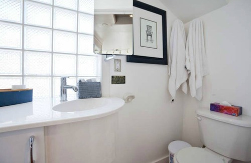 Inner Harbour House | B&B Float home IN the sea Ocean view Mins to town, beaches restaurants UNIQUE!
