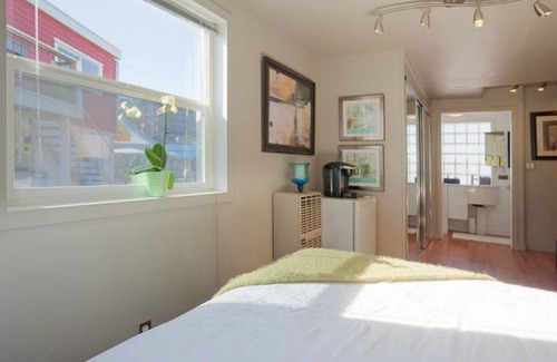 Inner Harbour House | B&B Float home IN the sea Ocean view Mins to town, beaches restaurants UNIQUE!