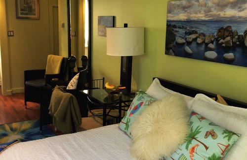 Inner Harbour House | B&B Float home IN the sea Ocean view Mins to town, beaches restaurants UNIQUE!