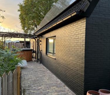 Municipality of Emmen Bed & Breakfast | B&B Het Kleine Huisje met Hottub