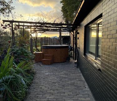 Municipality of Emmen Bed & Breakfast | B&B Het Kleine Huisje met Hottub