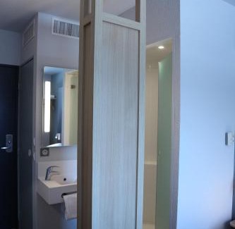 Sainte-Marie-de-Cuines Hotel | B&B HOTEL Saint Jean De Maurienne