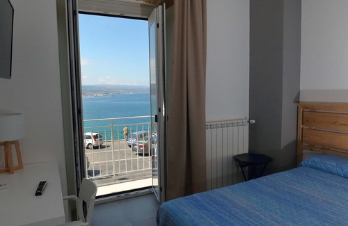 Pizzo Bed & Breakfast | b & b in the historic center, with a panoramic terrace, 400 meters from the sea