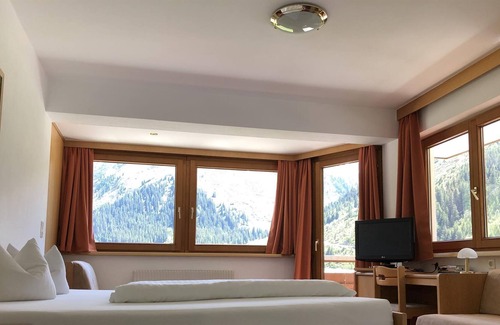 Mandarfen House | B&B Summer Family Room - Piz Hotel