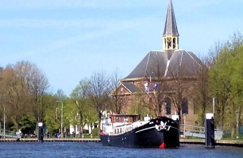 's-Molenaarsbuurt Boat Rental | B&Boatel Alibii