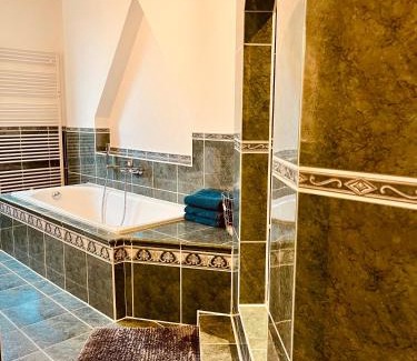 Huenxe Apartment | b e d & a g e d e s i g n -extra large- wunderschöne gesamte Wohnung mit viel Platz & 4 Schlafzimmern - Rechnungserstellung für Geschäftsreisende & Firmen