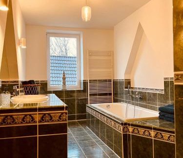 Huenxe Apartment | b e d & a g e d e s i g n -extra large- wunderschöne gesamte Wohnung mit viel Platz & 4 Schlafzimmern - Rechnungserstellung für Geschäftsreisende & Firmen