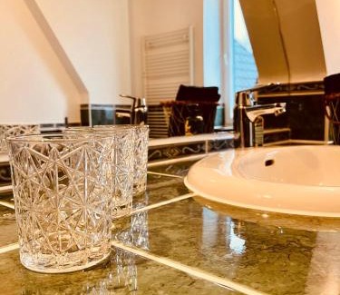 Huenxe Apartment | b e d & a g e d e s i g n -extra large- wunderschöne gesamte Wohnung mit viel Platz & 4 Schlafzimmern - Rechnungserstellung für Geschäftsreisende & Firmen