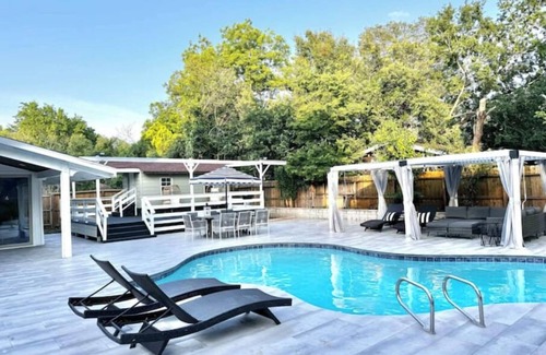 Waller House | Backyard Heaven with Pool, Deck, Cabana, Firepitnn