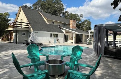 Waller House | Backyard Heaven with Pool, Deck, Cabana, Firepitnn