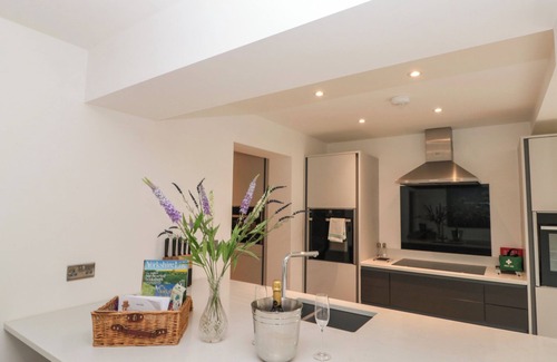 North Dalton Cottage | BAILEY HOUSE, pet friendly, with pool in Pocklington