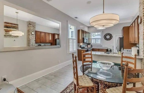 Midtown House | Banana Cottage: Hot Tub & Sun Deck
