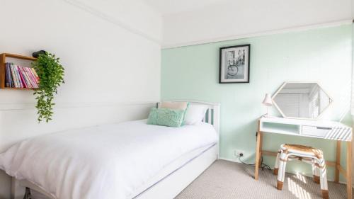 Ettalong Beach House | Bangalow Beach House - Ettalong, pet friendly, walk to beach,shops,cafes